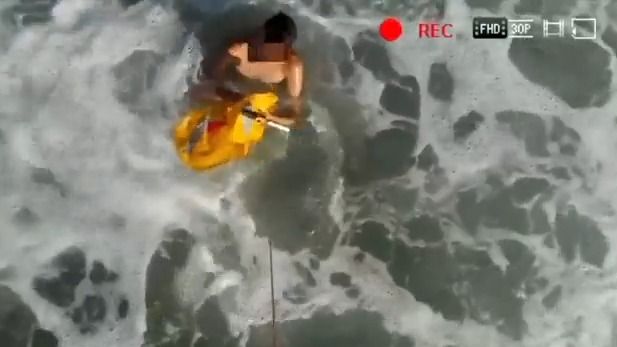Video: Záchranářský dron v akci. Chlapec v moři prohrával boj s vlnobitím